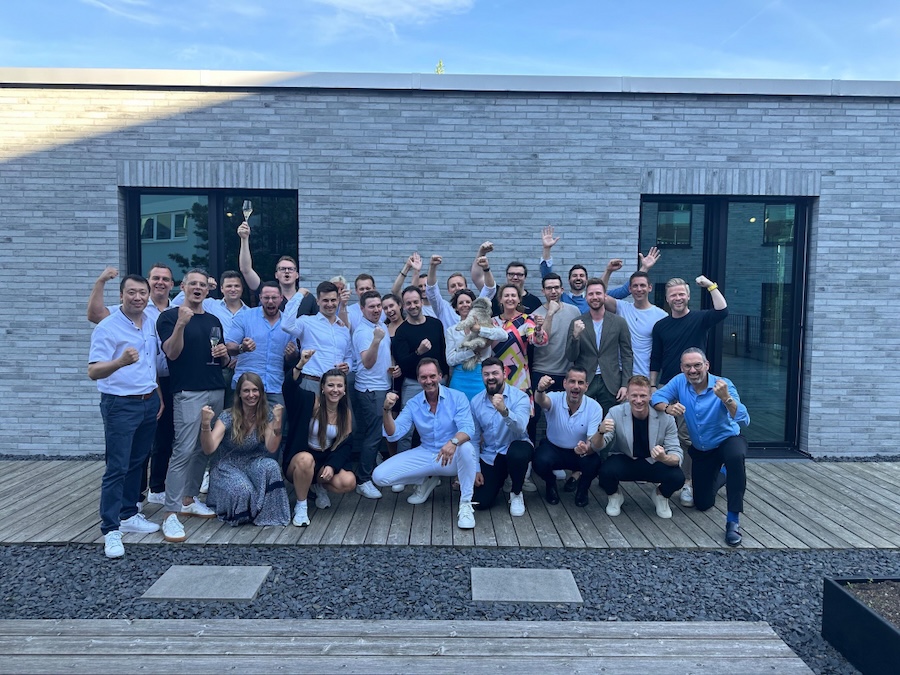 Teamevent der VVO Finance: das Team jubelt gemeinsam auf einer Terrasse